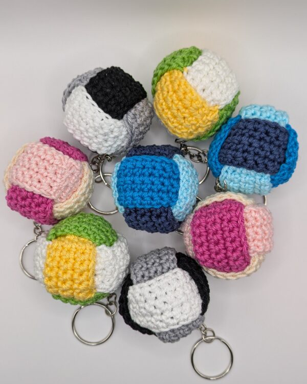 1 porte clés balle au crochet